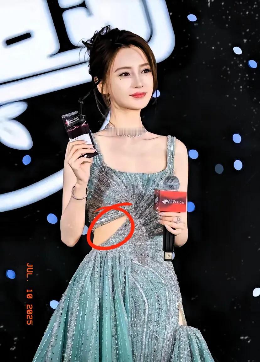 36岁的杨颖只要不塌房，
她有没有演技已经无所谓了。
​因为她最大的优势不是有钱