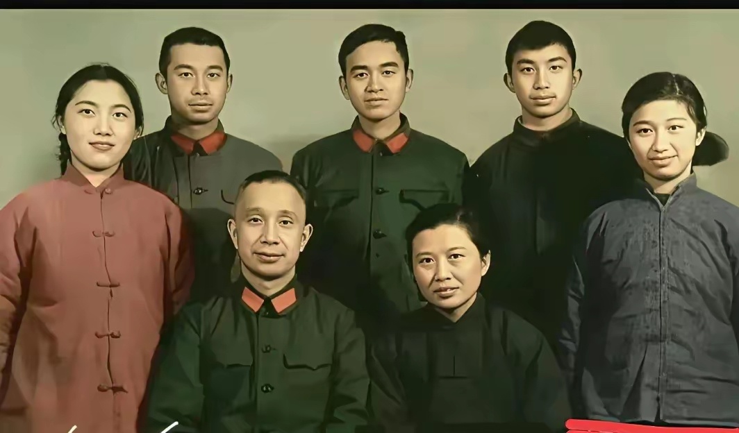 这是粟裕将军的全家福，将军一身朴素军装，家人衣着简单大方，没有半点奢华。将门家风