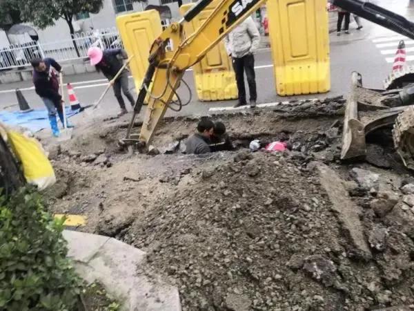 贵州某地频现地面塌陷，居民生活受影响

近日，贵州省福泉市陆坪镇香坪村巴香坪组遭