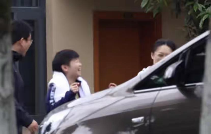 孙颖莎最新动态，最动人的笑容，如春日暖阳。
究竟是什么开心的事情呢？
一定是很搞