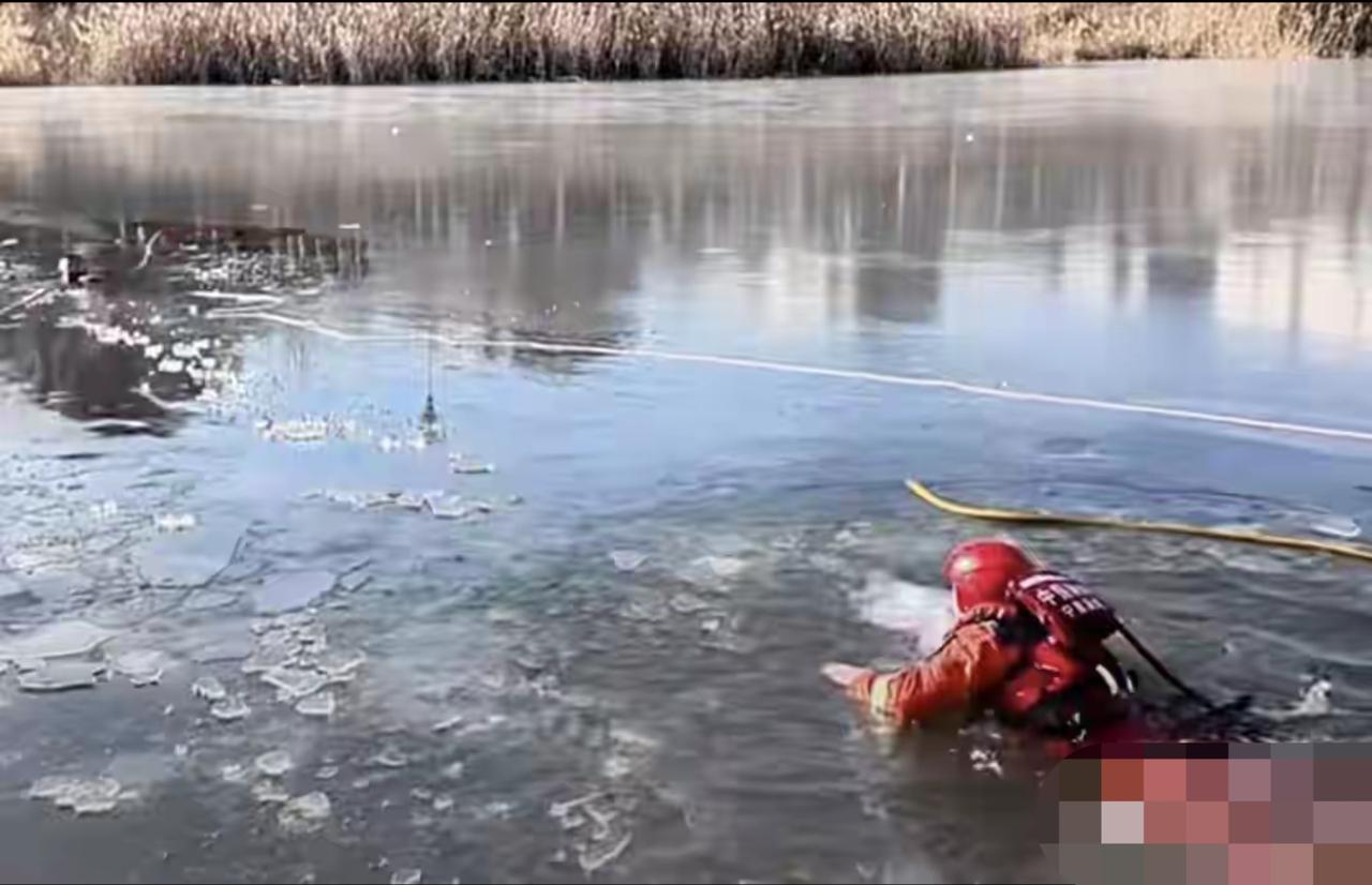 13岁少女勇救冰窟孩童，回家竟向父亲谎称衣服被洒水车淋湿！

12月6日下午，宁