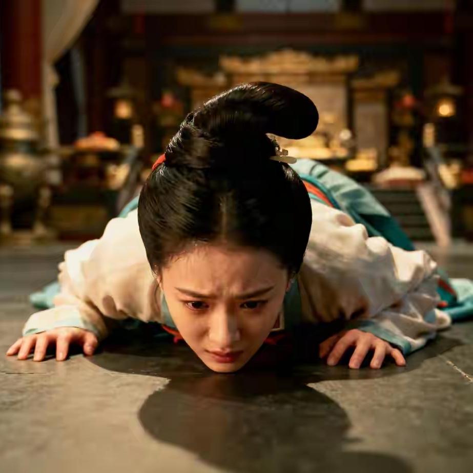 上官婉儿夜弈张昌宗，事后竟问：陛下与我谁更胜一筹？
 
这段记载看着满是宫闱风月