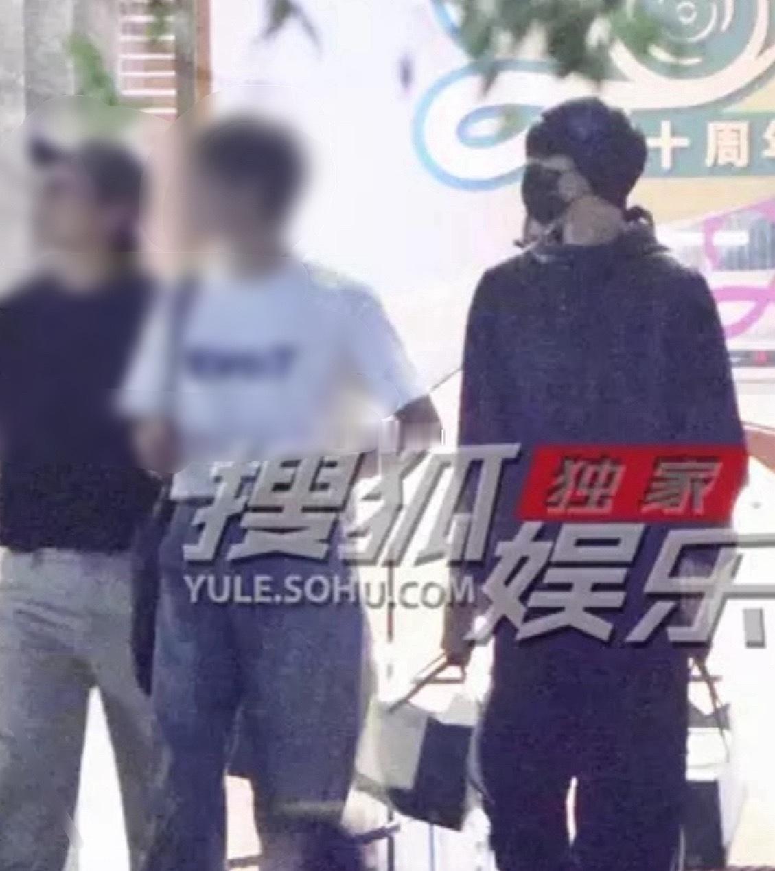 杨洋就这样在狗仔的镜头下一次次出神图 ​​​