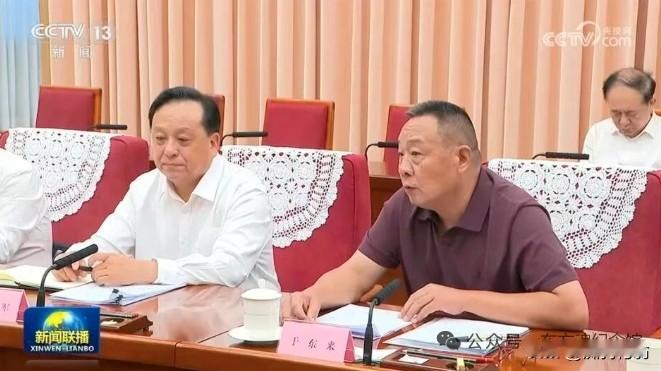 参加总理座谈会的草根明星“于东来”
这几天，这条新闻在社会上引起了极大的轰动，一