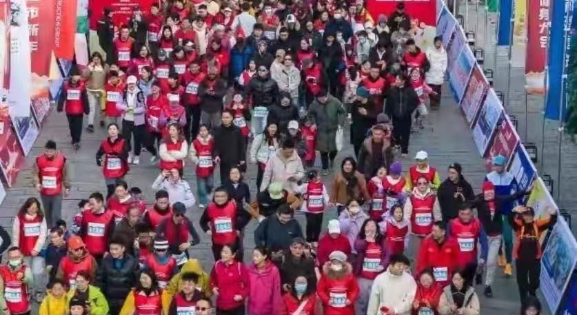 岁末年初合肥把浪漫氛围安排上江淮春暖迎马年，合肥街头巷尾被新春红火包裹，锣鼓声声