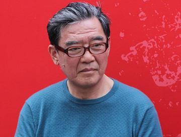 1989年，李立群成名后，父亲试探性的对他说：“其实在河南老家，你还有一个同父异
