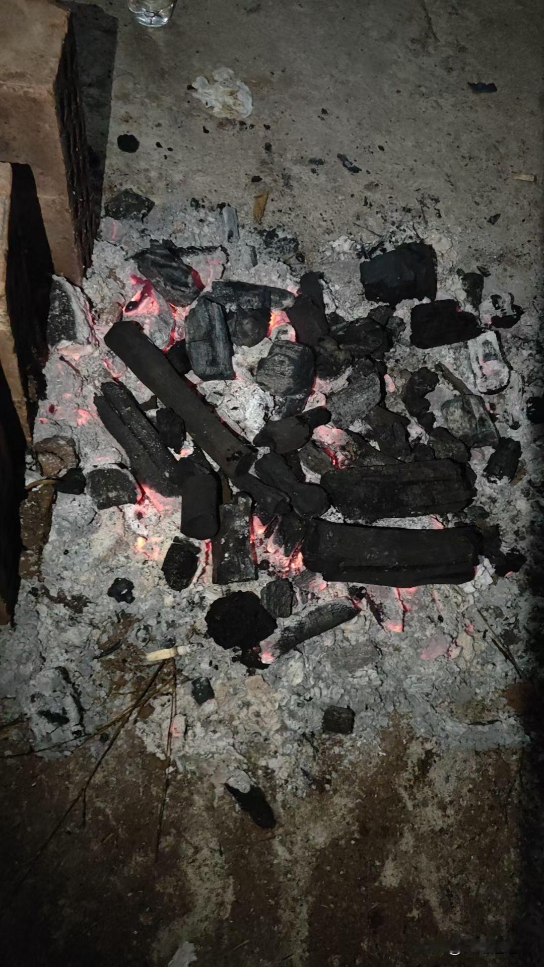 天南地北大拜年回家来烤火[笑哭][星星眼][星星眼]