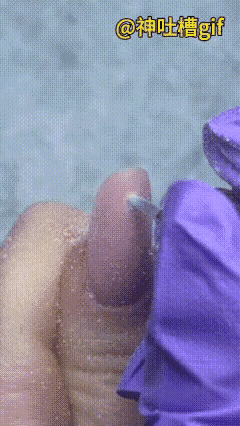果不其然😂现在美甲行业卷到没边！
以前老老实实做平面纯色、简单彩绘，

现在直