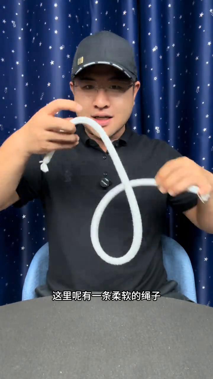 街头撩妹魔术，原理简单好学。
是这样把手放开，吹一口气，好神奇。大家好，这里有一