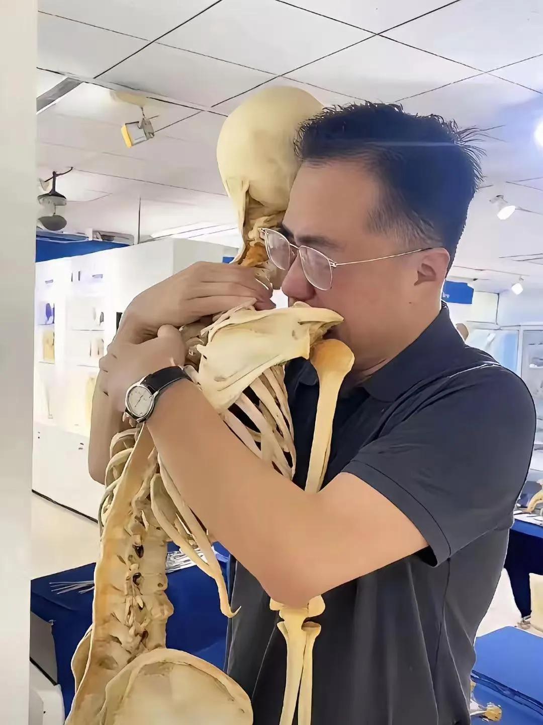 再抱恩师，已是标本！这是让人泪目的一抱，在大学解剖陈列厅，北京儿童医院肿瘤外科主