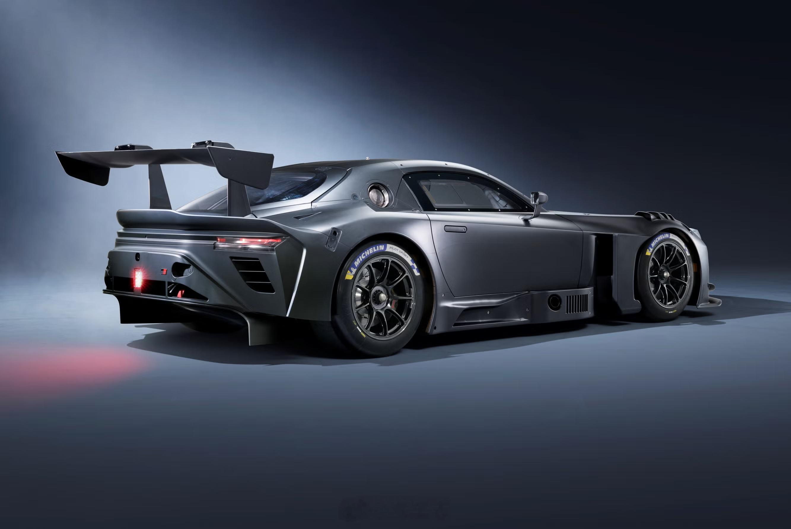 GR GT 和GT3 赛车一同开发，采用铝制结构和大量碳纤维部件~符合 FIA 