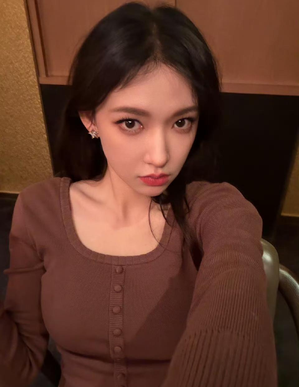 别信程潇微博上那句“期待2026”。
你细品，她春节PLOG里啃着排骨逗着猫的松