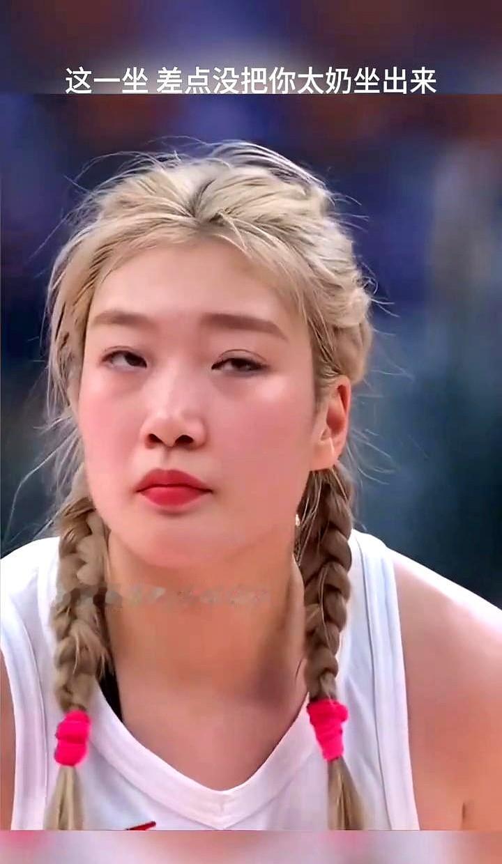她被撞倒的那一下，没人想到会改变什么。
慢镜头里，她不是倒下，是切出了一个球——