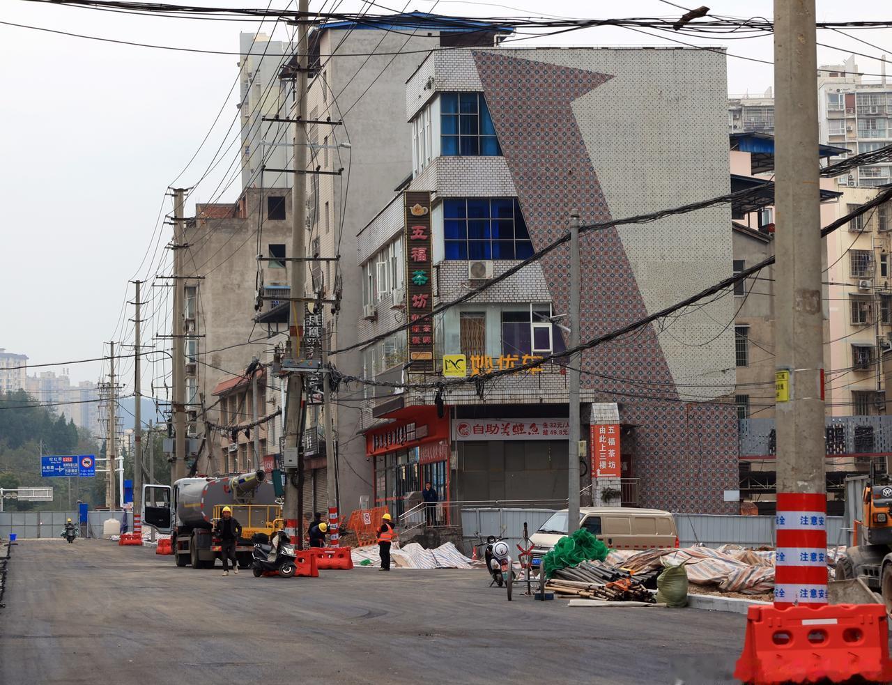 【即将拆围！这一路段预计24日通车】“原来人行道边的电线杆现在在马路上，是否存在