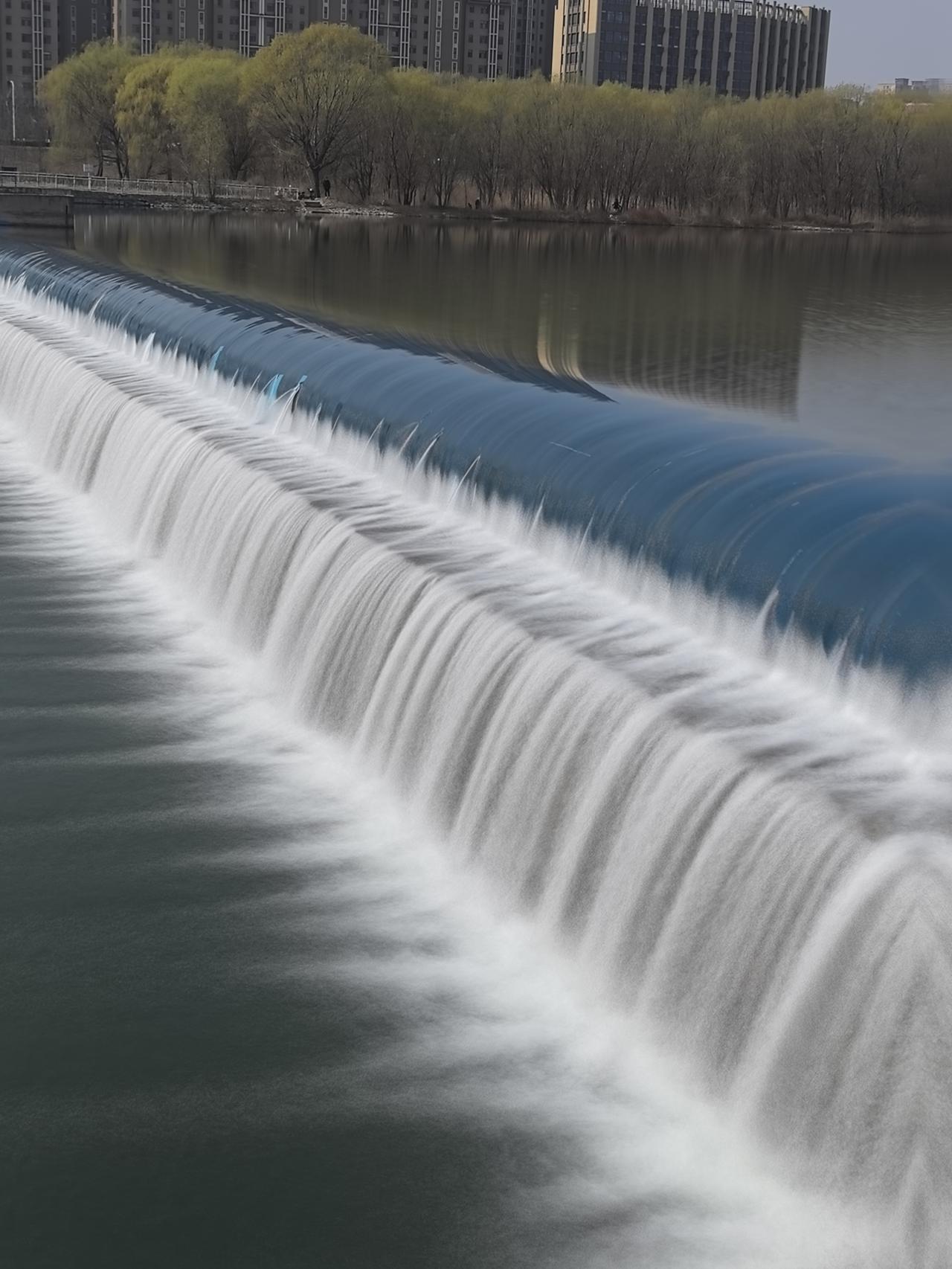 一句话记录春日心情邢台七里河上的阶梯水坝，拍出来也很漂亮。拍出了瀑布的效果。