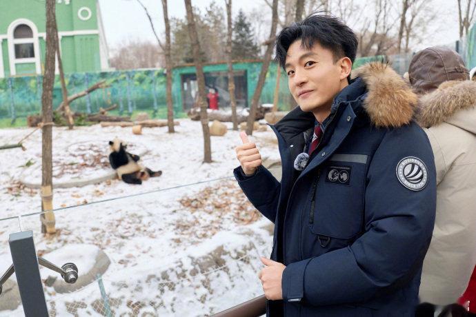 于适孙艺洲学企鹅走路 于适孙艺洲的尔滨之行是喜剧片吧！在极地馆对着企鹅“拜师学艺