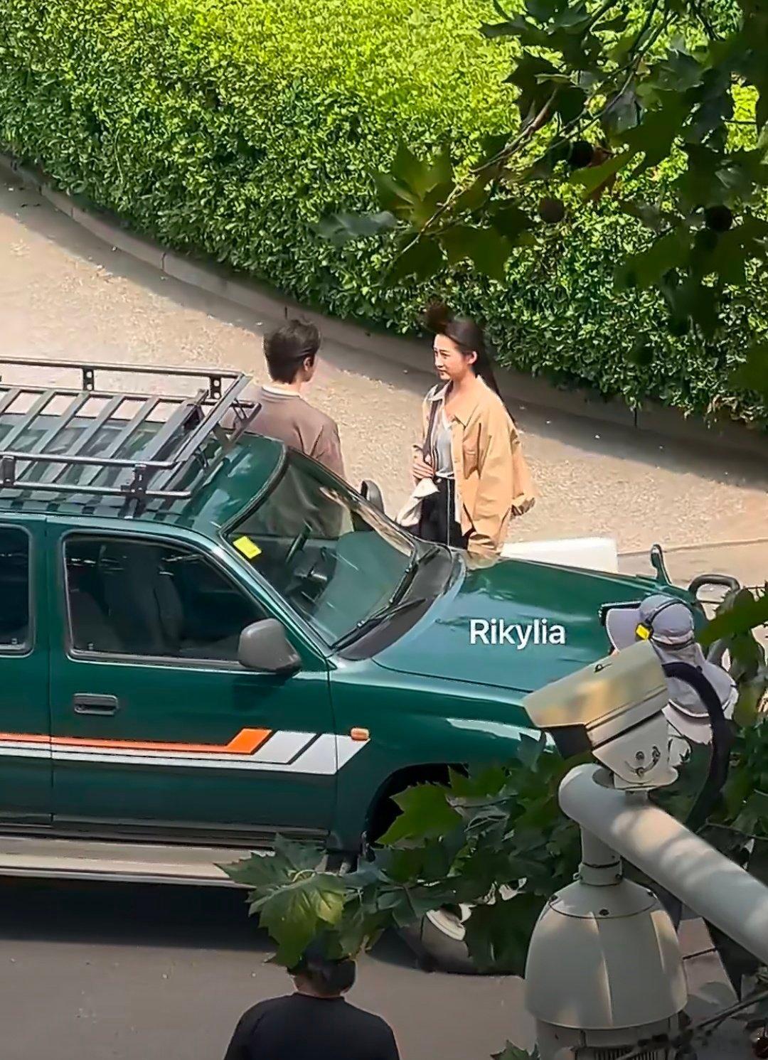路人对着关晓彤喊鹿晗这种叫做anti吧。。。真的很没有礼貌啊感觉在故意挑衅，还好