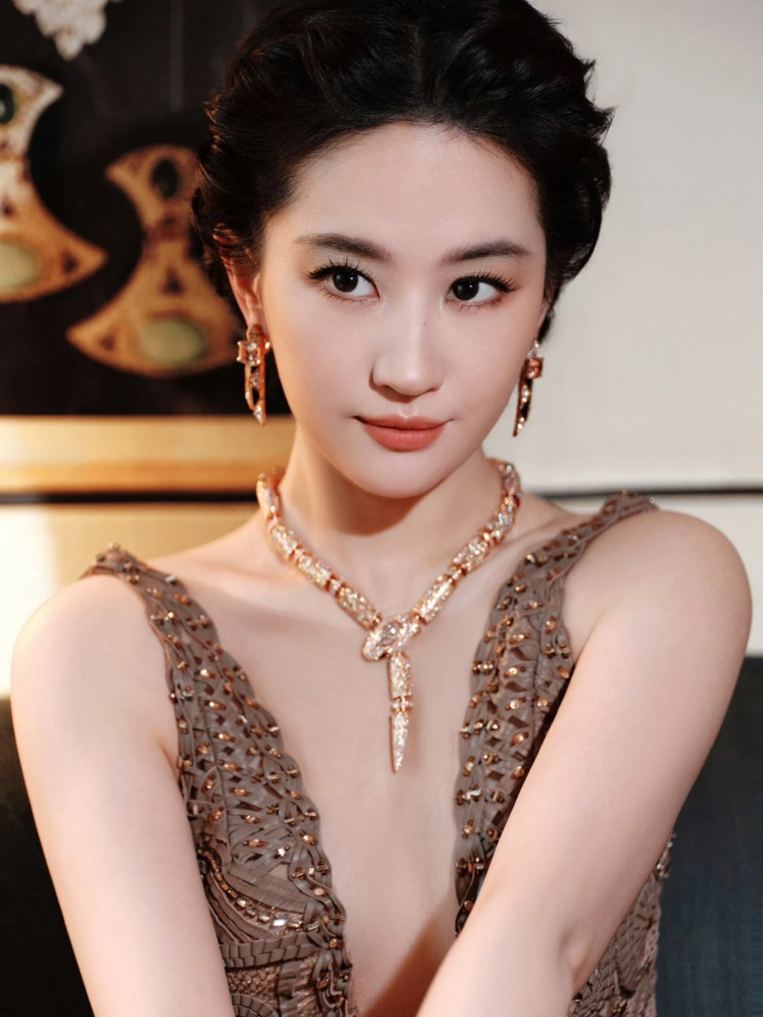 刘亦菲又自己乱剪头发了刘亦菲一点法令纹没有 国际儿童节，仙女姐姐刘亦菲回母校北京