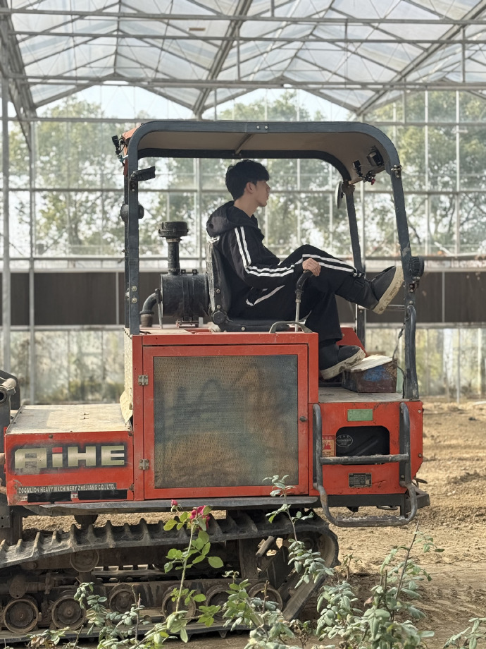 鹭卓又开上旋耕机了  鹭卓小机器信手拈来 鹭卓开着旋耕机，在土地上耕耘，每一寸土