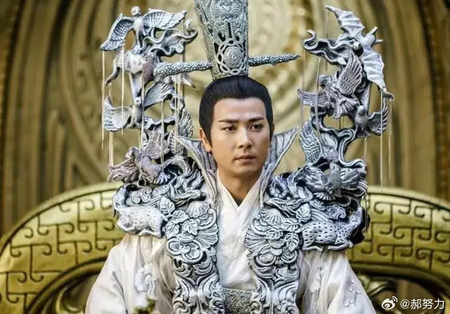 于正投资3亿的剧《梦回朝歌》，这部剧估计有生之年都无法播出了。男主已经塌房，还涉