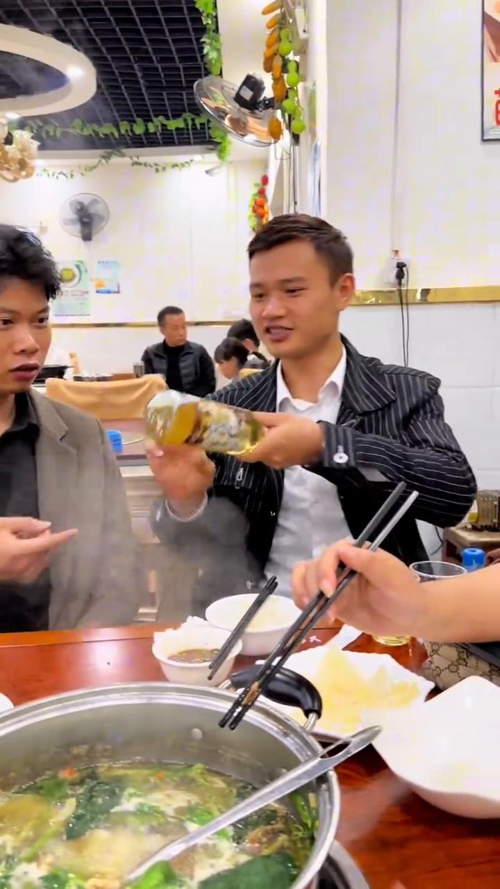 二指提瓶术。
你可以试一下，这个有个技巧。
不行。
大家好，学会这招，和朋友吃饭