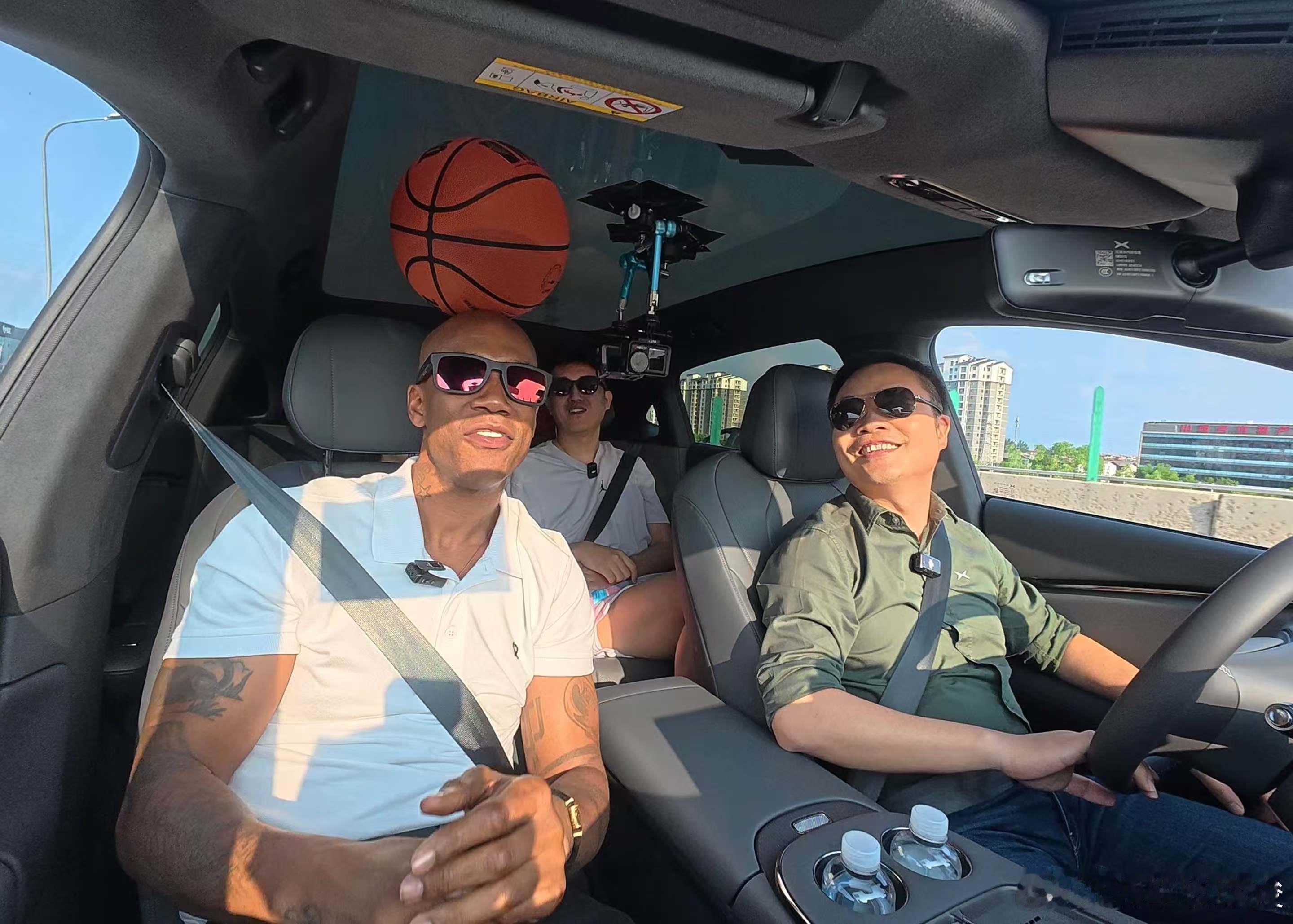 不仅是老马想要考中国驾照，大师兄也举手🙋“教练，我想打篮球🏀”小鹏G7带着千