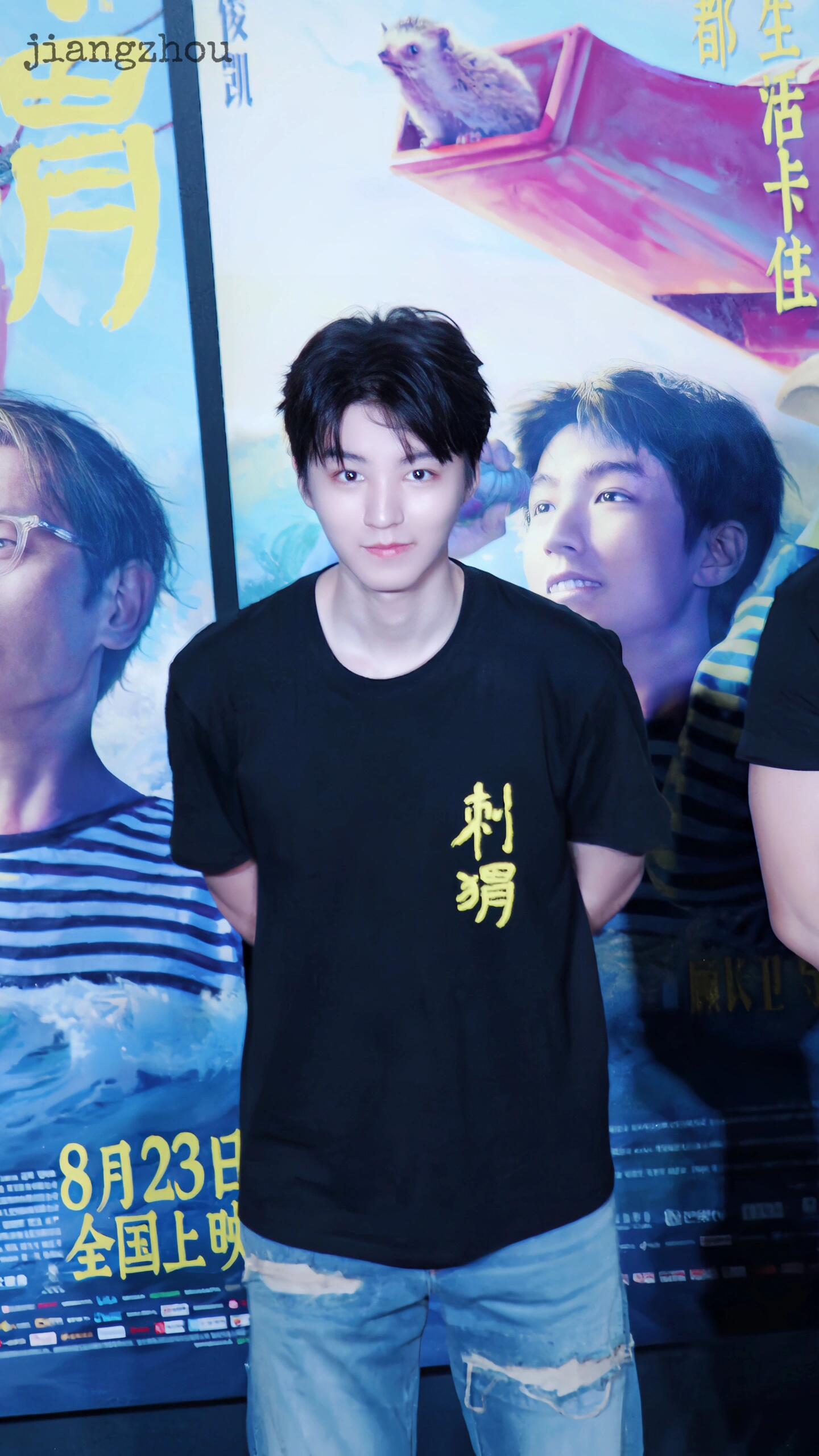#王俊凯[超话]# 救命啊！深夜被小猫亮晶晶的大眼睛这么直勾勾的盯着谁还能睡得着