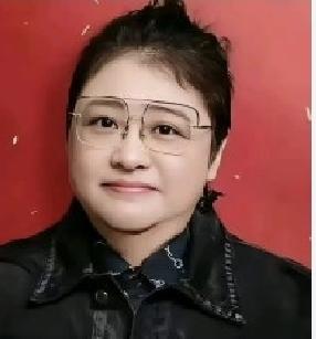 韩红年轻的时候长得也有几分美貌，年纪大了越来越爷们。