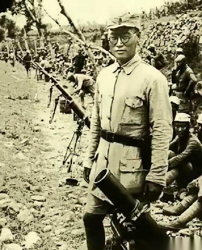 1939年，八路军一分区，副司令高鹏差点因为一锅饺子，被司令杨成武当场毙了。
枪