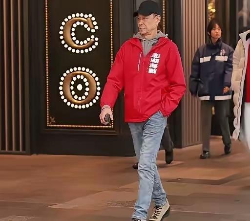 80岁的王学圻，潇洒挺拔，步伐矫健有力，是不是被冰冻过，所以年轻！