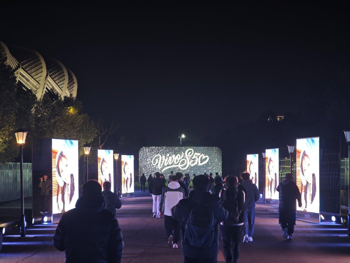 vivos50告白 时间刚刚好，到现场发布会也开始了。就是希望下次国航别再晚点了