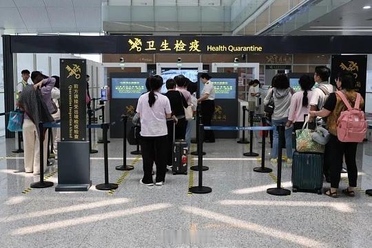 律师称一家4口吃药入境或追刑责一家四口多人染病，孩子在飞机上腹泻污染整排机舱，家