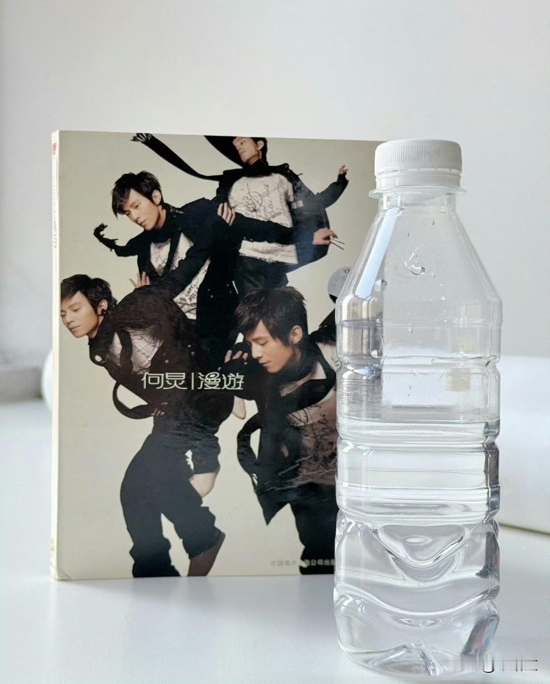 何炅20年前喝剩的水被珍藏！这波追星操作，网友吵翻了
 
最近刷到个事儿，直接给