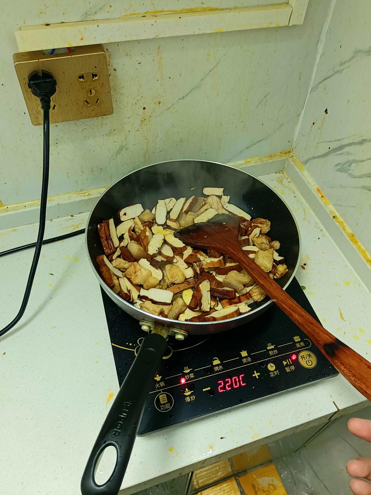 自己做饭，既健康，也学会一门生活技能。做饭要搞好，从选材到火候，到调味品搭配都要
