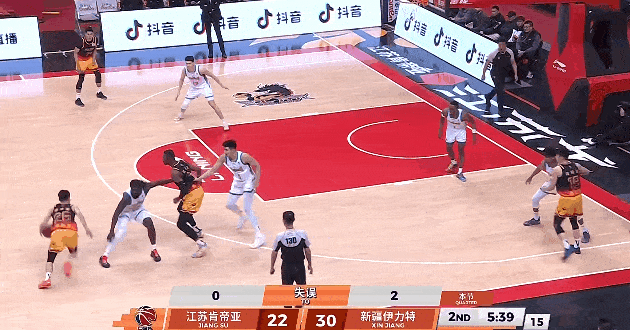 庞峥麟单挑新疆外援哈里斯打进，技术非常细腻



庞峥麟带领江苏面对新疆，暂时落