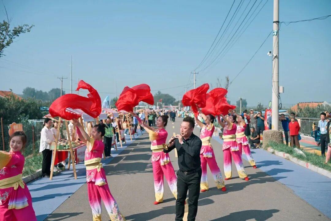 近日，青岛胶州市洋河镇凤凰村成功获评全国“四季村歌”示范展示点。2026“四季村