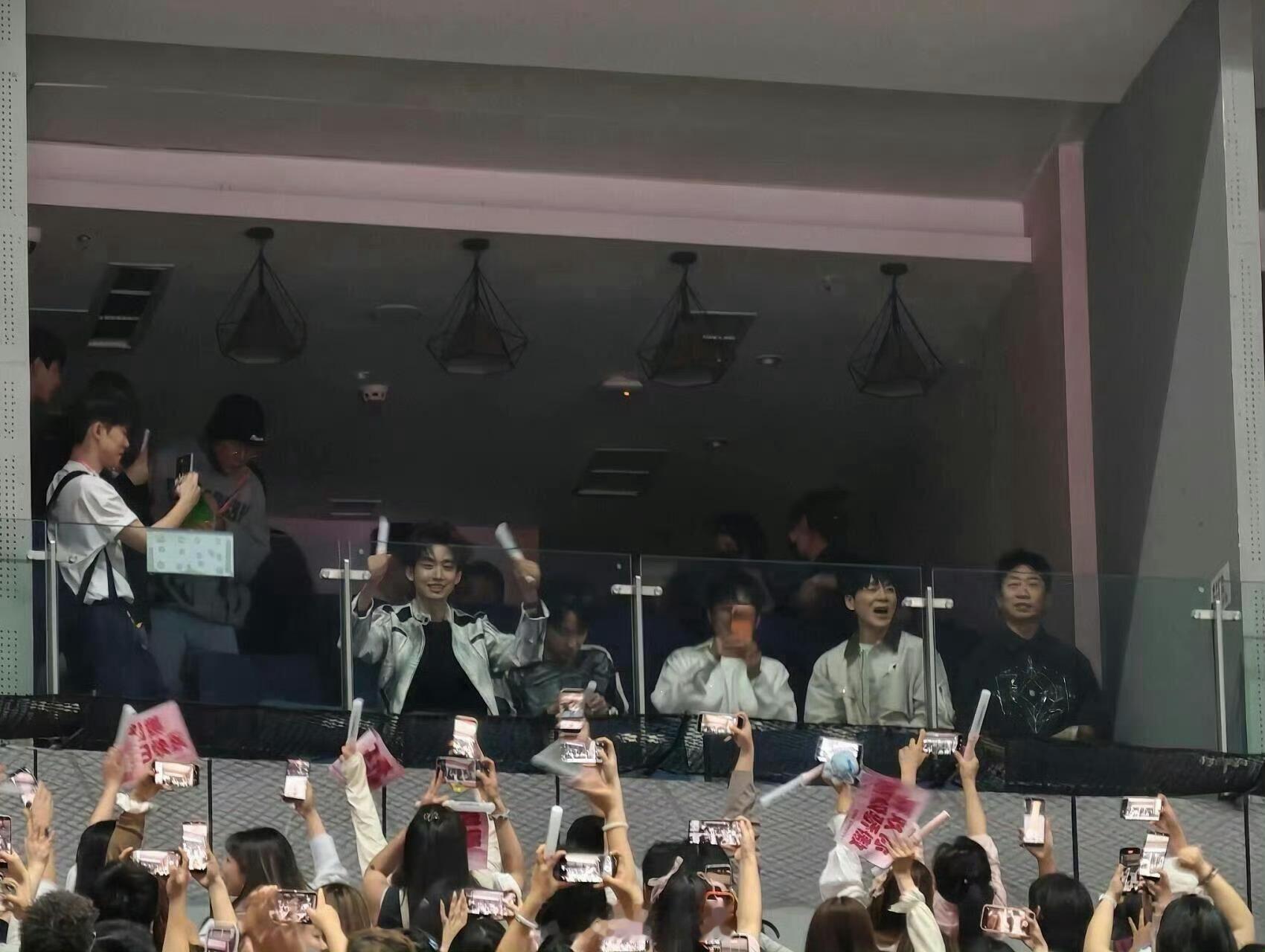 谢娜演唱会现场简直星光熠熠谢娜演唱会爱人和好朋友都在 谢娜演唱会现场的明星 