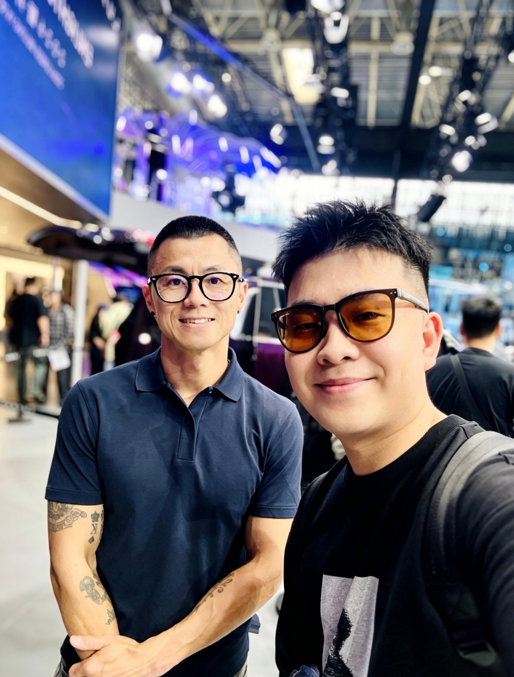 最近减肥 所以平时比较关注别人体态北京车展离老远看到前方有个人从后面看走起路来挺