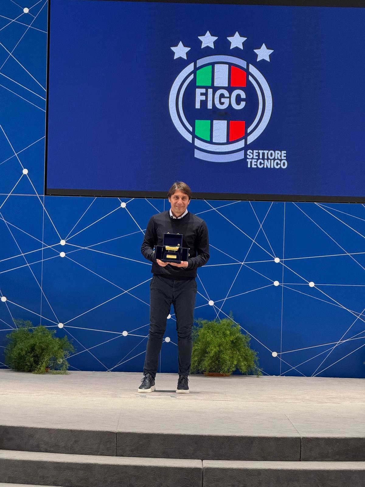 孔蒂赢得了2024/2025赛季意甲金板凳奖，加斯佩里尼第二名（他曾经两次获奖）