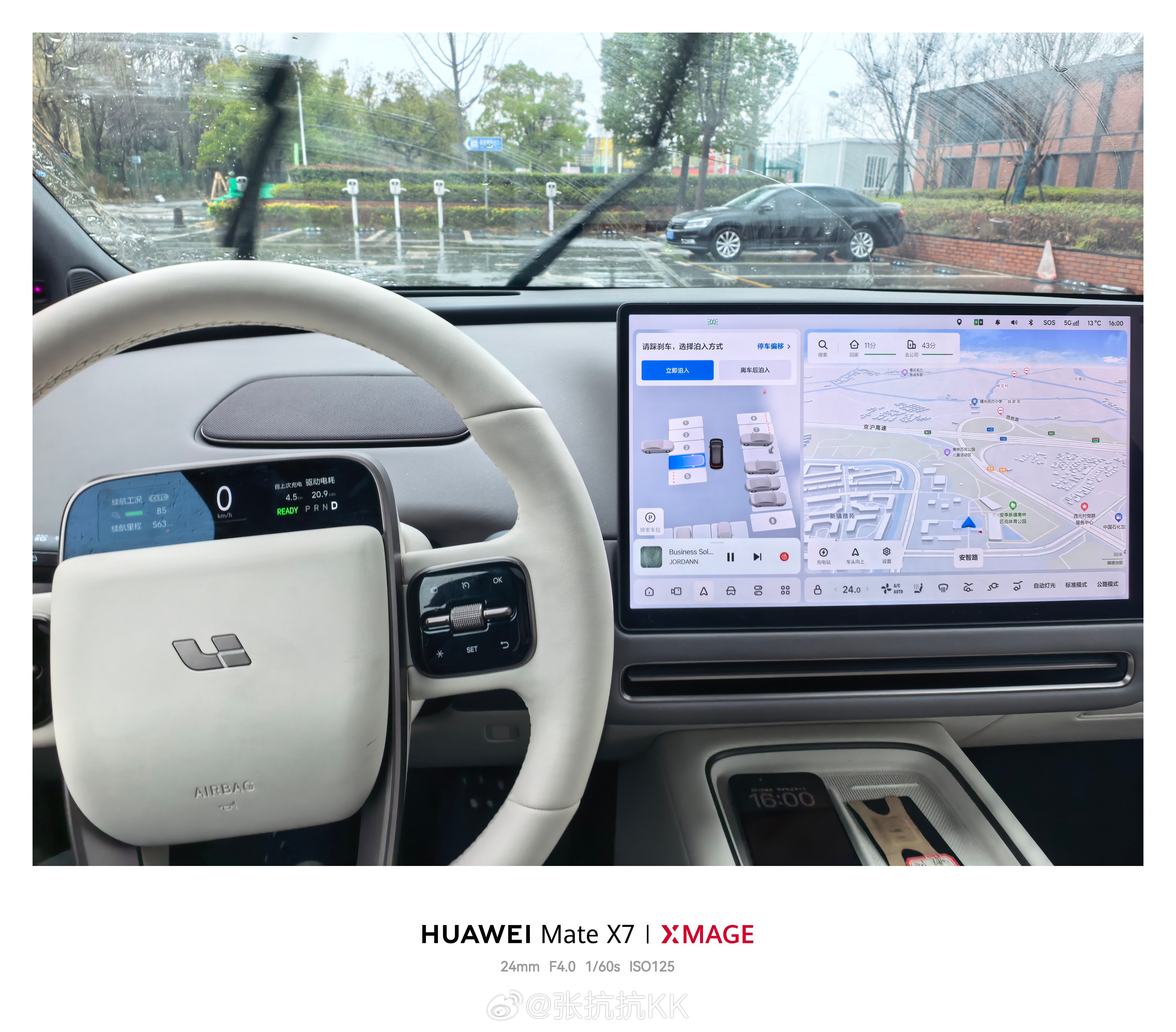 理想车机，有不少细节做得不错。一是自动泊车的逻辑。 如图1，前进时就显示车位、自