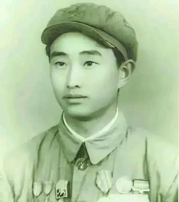 1943年，18岁八路军小战士宋岭，在遭到日机突袭时，抬手开了一枪，不料却创造了