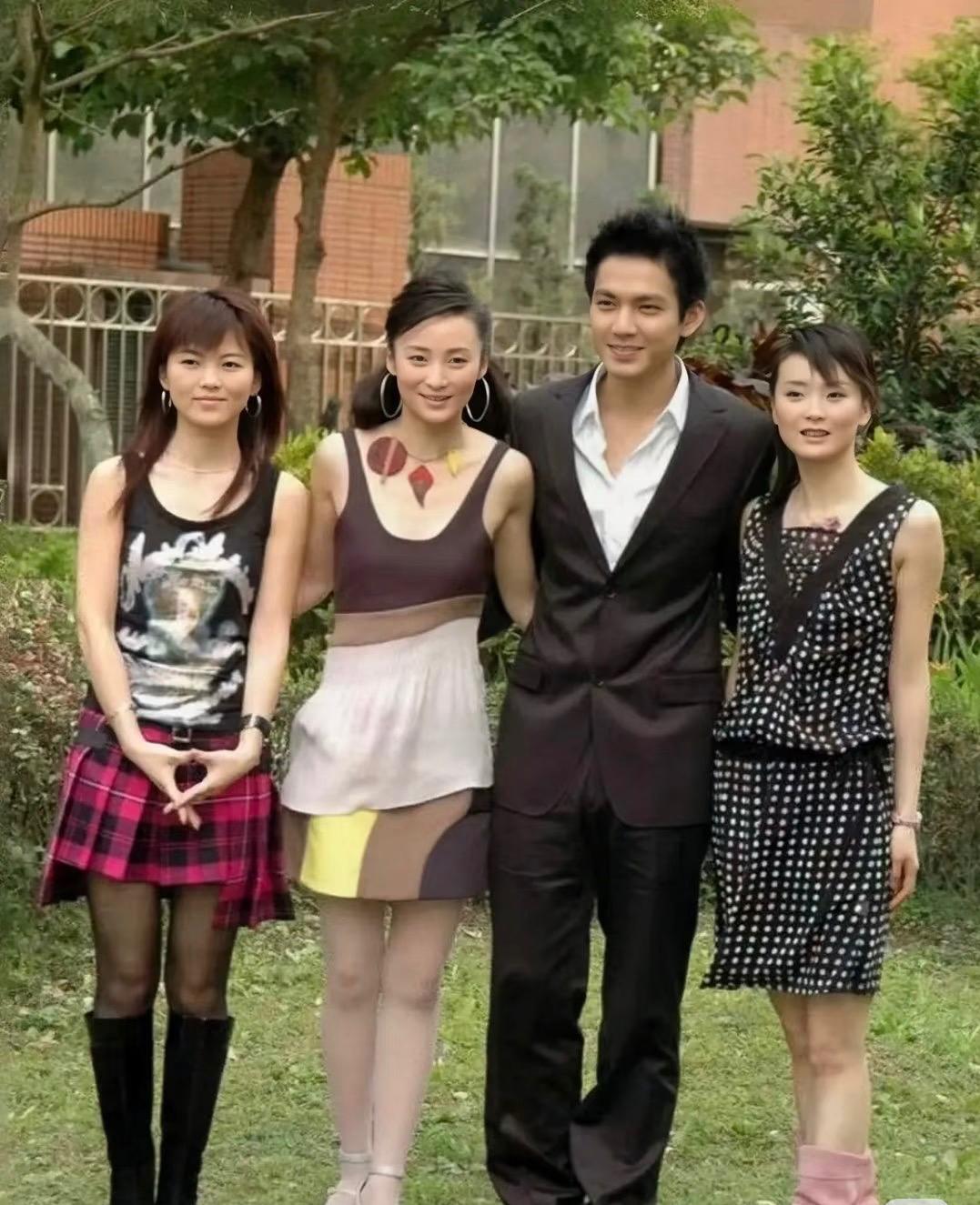 翻看这张2002年《四大名捕会京师》的剧组合影，时光仿佛瞬间倒流回那个充满胶原蛋