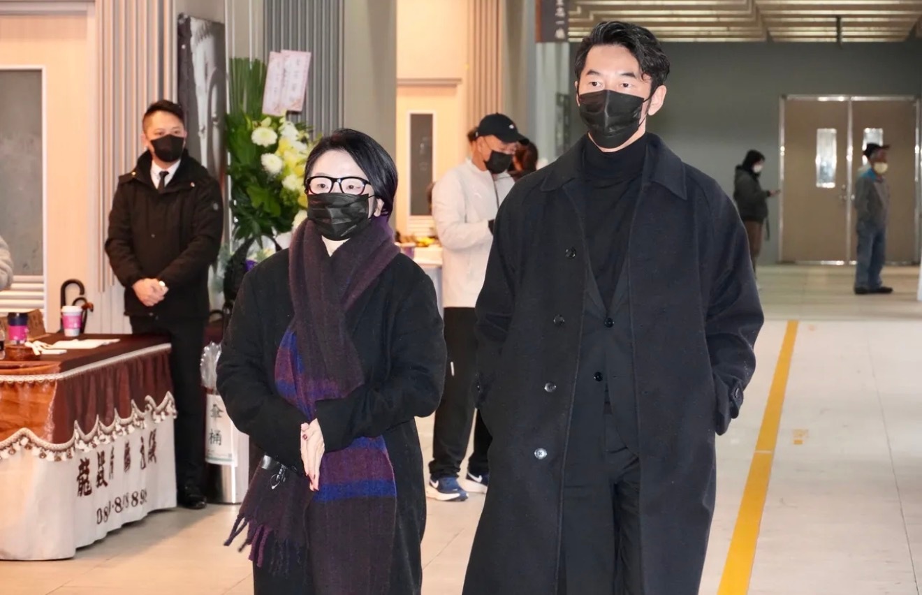 袁惟仁今举行告别式，现场播放了他创作的经典歌曲《梦醒了》《征服》等。“凡人二重唱