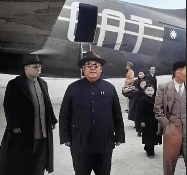 1949年，宁夏解放后，马鸿逵在乘机逃往台湾时，发现有两架国军野马式战斗机自后赶