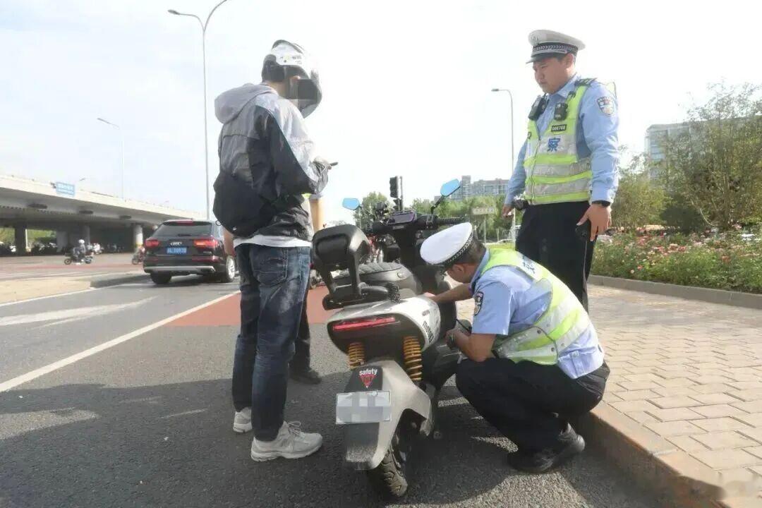 【爱车安全贴士 严查！北京暂扣254辆车！】自今年6月开始，北京交管部门对电动摩