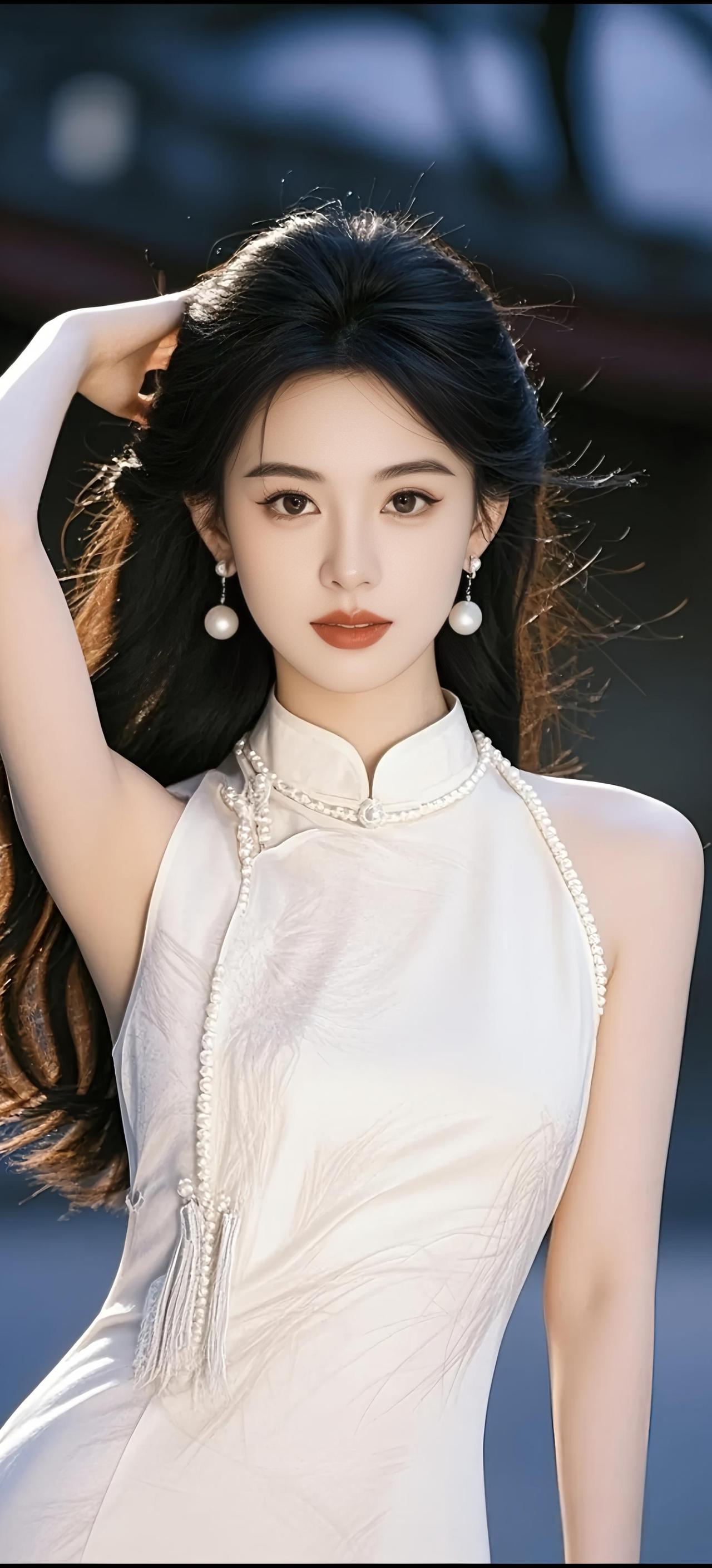 风姿绰约映华光，浅笑轻颦意韵长。
柳黛含烟眉似画，桃腮带露色如妆。
纤腰袅袅随风