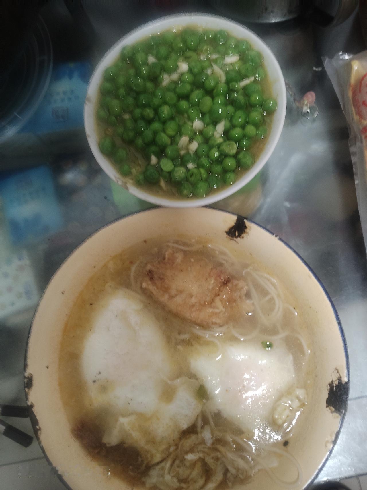 告诉你如何煮荷包蛋
  有人想吃一个完整的荷包蛋，可就是不会煮，其实煮荷包蛋非常