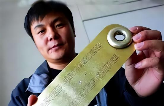 1999年，内蒙古一男子被债主追债，无路可逃时，突然想起父亲说过：有困难时，地窖