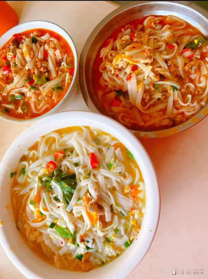 以前总跟着大伙凑一日三餐，忙起来午餐扒两口就赶工，晚上还得硬吃正餐，胃里总胀胀的