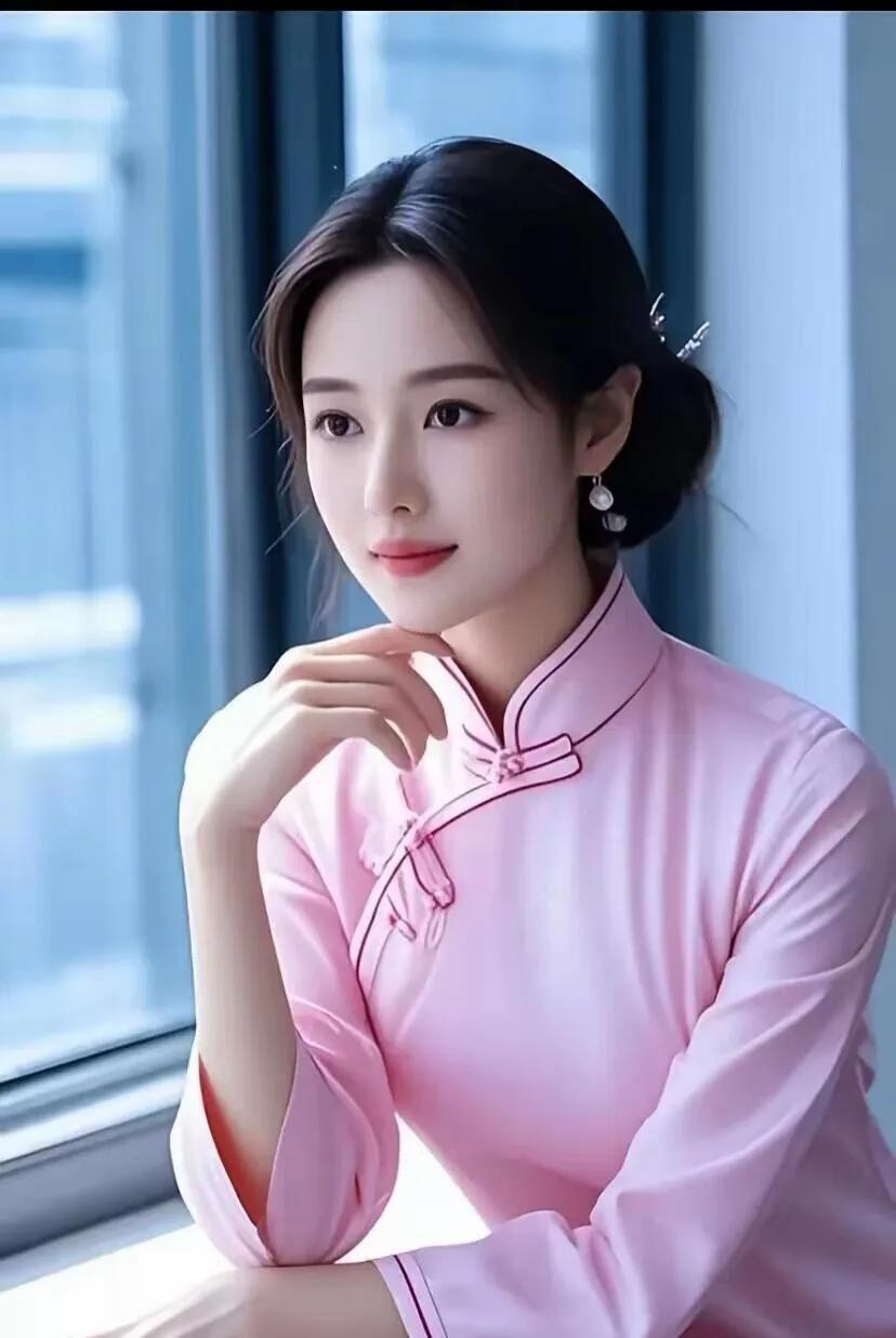 温柔粉衣少女，沉思窗前，静谧时光。